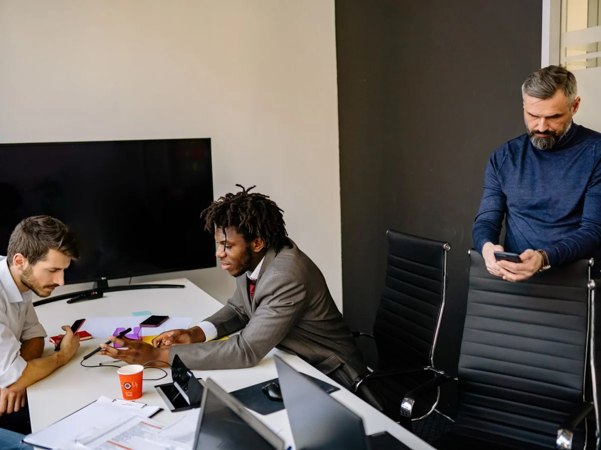 Profesionales compartiendo ideas en una reunión de trabajo
