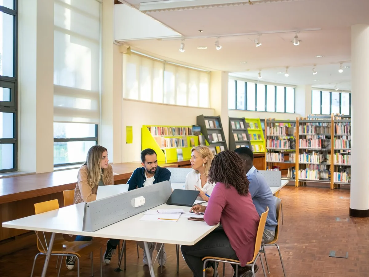 Estudiantes colaborando en una biblioteca